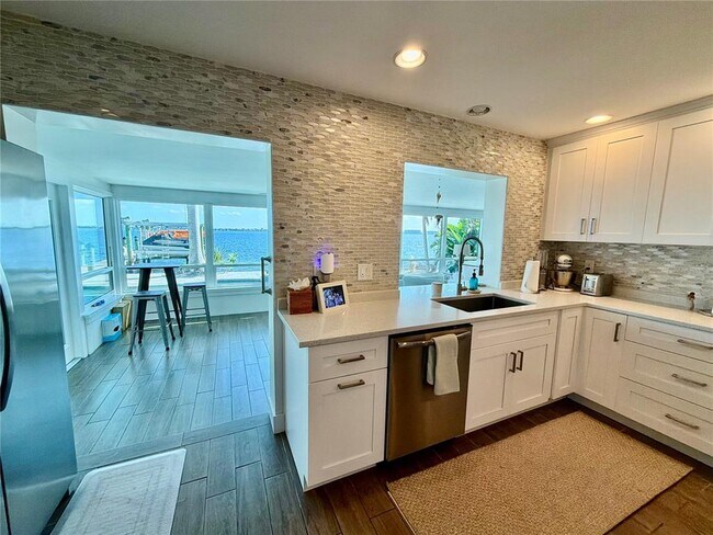 Building Photo - 980 Boca Ciega Isle Dr