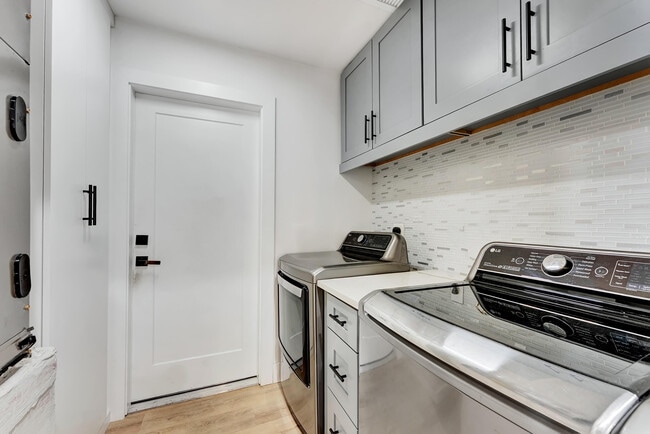 Building Photo - 707 W Boulevard Chatelaine