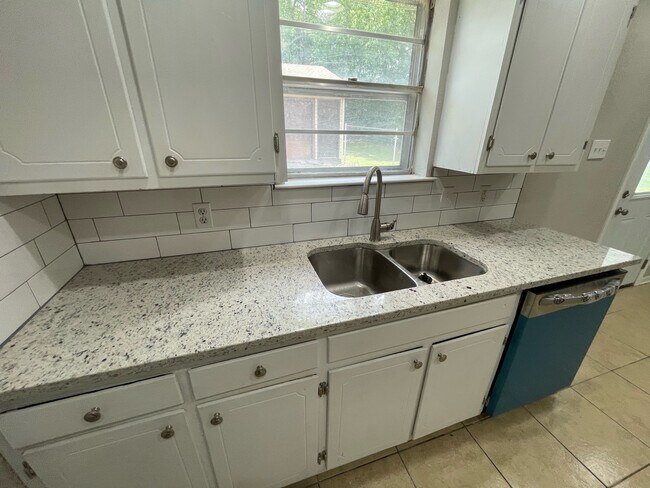 Building Photo - 1338 McCall St