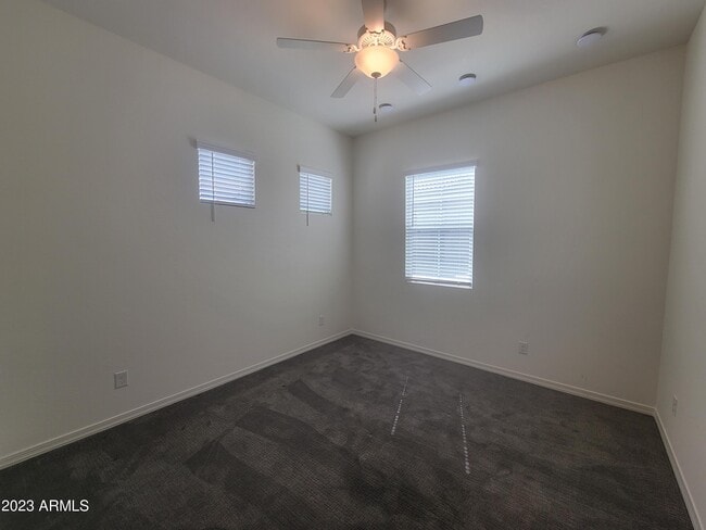 Building Photo - 240 E Shamrock Dr