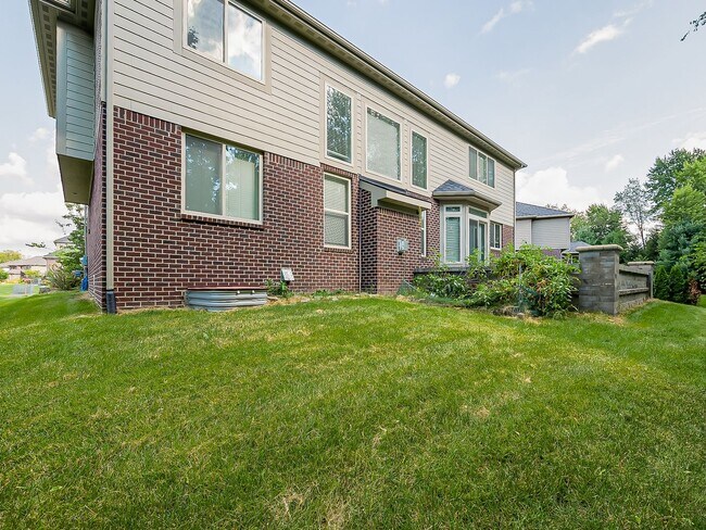 Building Photo - AVAILABLE NOW! Stunning 5-Bedroom Home in ...
