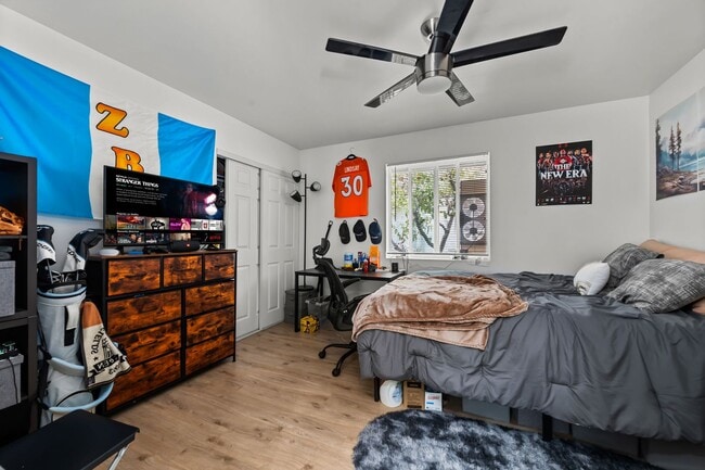 Building Photo - 2 kitchens + no back house!