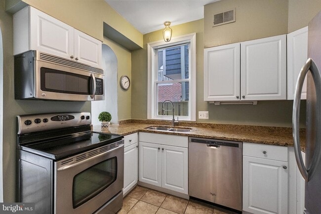 Building Photo - 145 D St SE