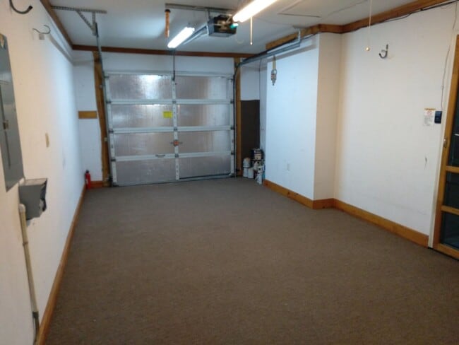 Building Photo - Cute 3 bedroom, 2 bath house with garage a...