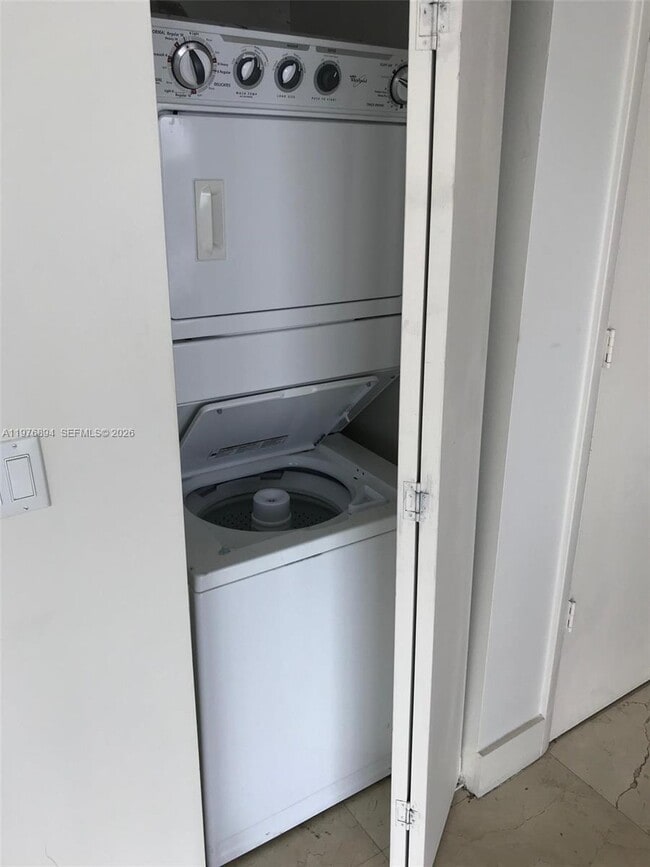 Building Photo - 495 Brickell Ave