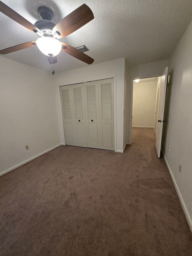 Building Photo - Two Bedroom Condo close to USF