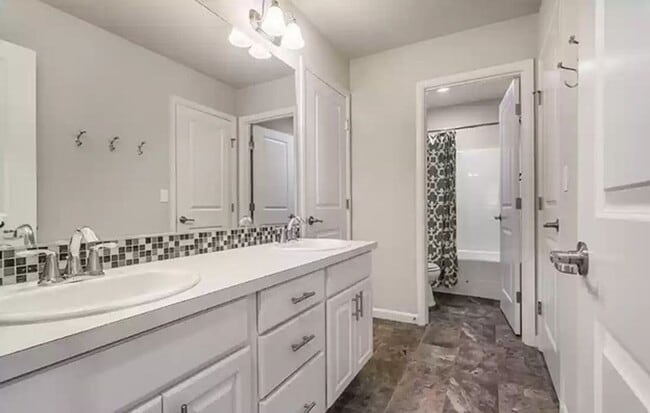 Building Photo - Gorgeous home with 4 Bedroom and 2.5 Bathroom