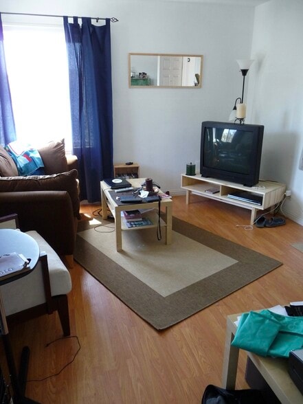 Living room - 2301 Oak St