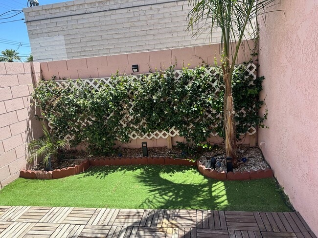 Building Photo - SE Desert Inn and Eastern!! Townhouse with 2 parking Spaces!! Recent Remodel!!