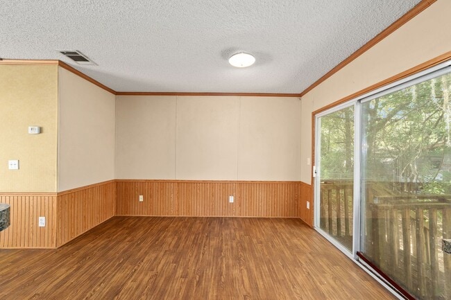 Building Photo - Spacious 3BR/2BA Home  Available Now!