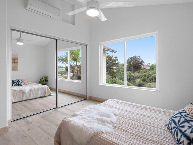 Building Photo - Modern & Gorgeous Private 2 BD / 1 BA Uppe...