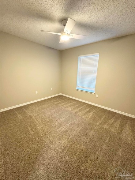 Building Photo - 5661 Fairview Dr