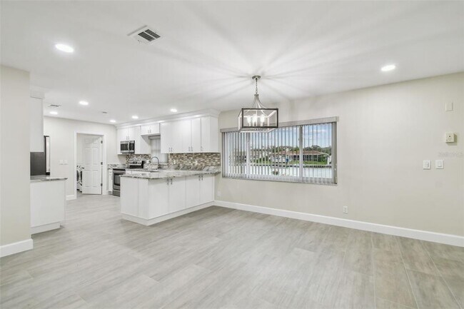 Building Photo - 3938 Versailles Dr