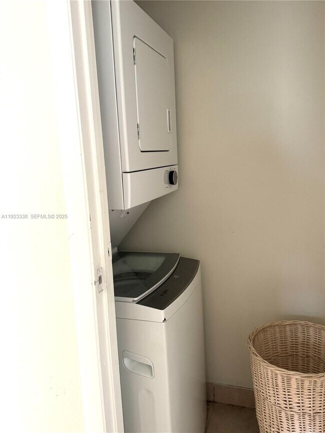 Building Photo - 1209 N 17th Ave