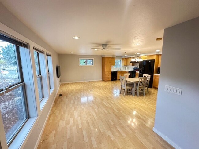 Building Photo - Large and bright 1 Bedroom in Glenshire