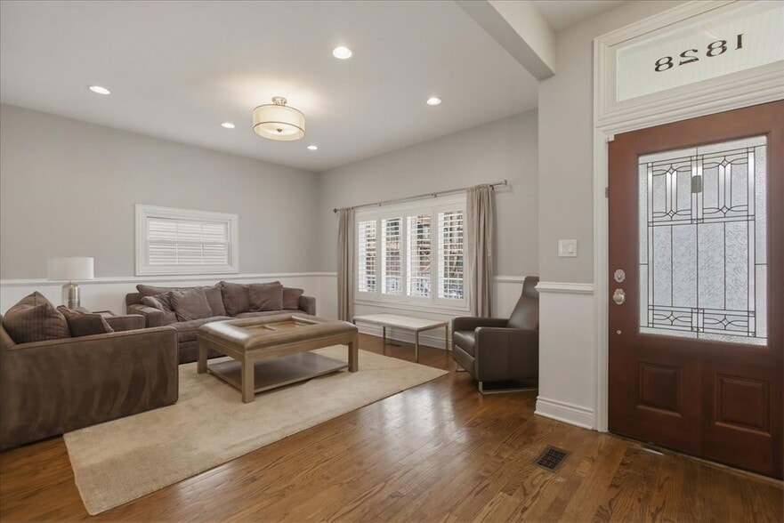 Building Photo - 1828 W Berenice Ave