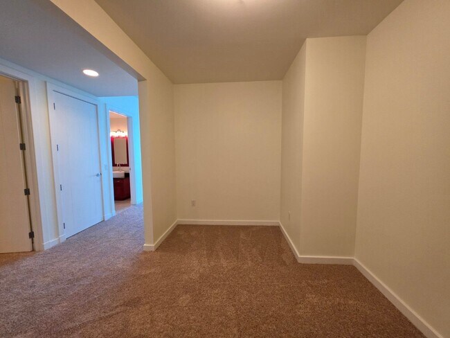 Building Photo - Fantastice High Rise with Full City Views!