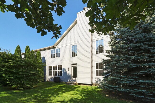 Building Photo - Spacious 3-Bedroom Townhouse with Main-Flo...