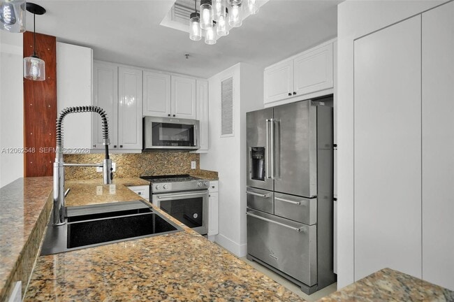 Building Photo - 808 Brickell Key Dr
