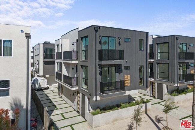 Building Photo - 10917 Hesby St