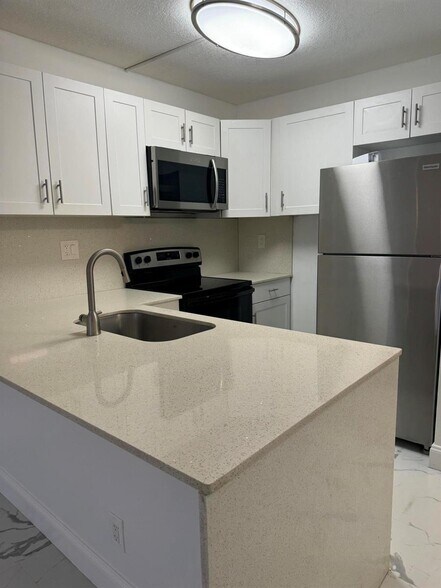 Building Photo - 2771 Riverside Dr