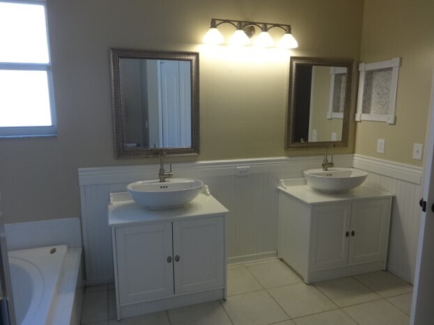 Building Photo - 523 Royal Ridge St