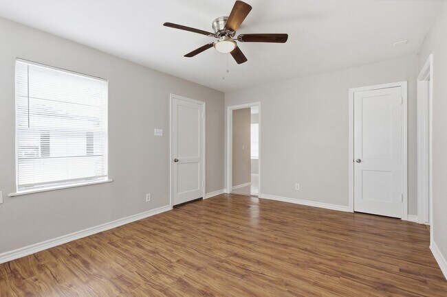 Building Photo - Spacious & Newly Updated! *HOUSING ACCEPTED/ SECTION 8 * — Apply Today!