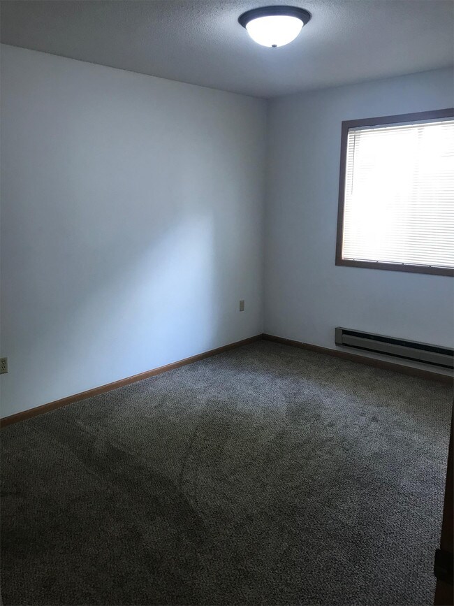 Building Photo - 916 6th St S