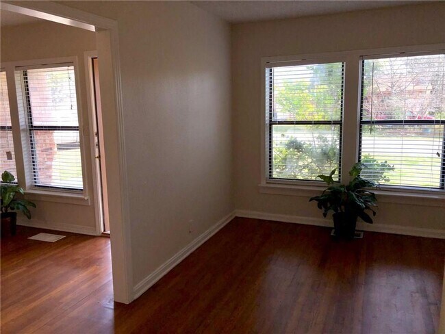 Building Photo - 307 S Mustang Ave