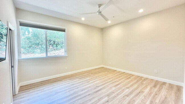 Building Photo - Stunning Fully Detached Casita on Private ...