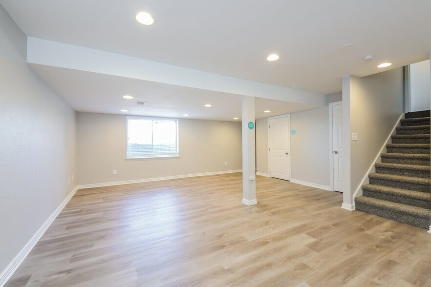 Building Photo - 5800 S Rock Creek Dr