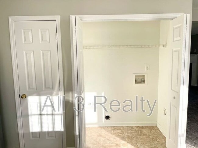 Building Photo - 333 Goldenrod Dr