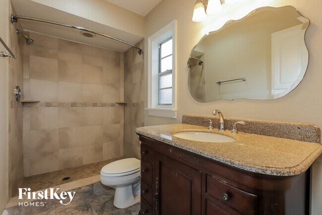 Building Photo - 1120 Brandon Lakes Ave