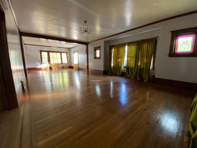 Building Photo - 3 Bed | 2 Bath | McKinley Park Area — $3,375/Month