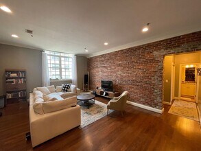Building Photo - Hot Spot off Devine Street!