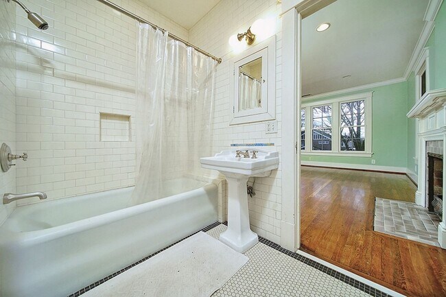 Building Photo - Stunning Tudor-style 4BR/3.5BA home in a prime, unbeatable location!