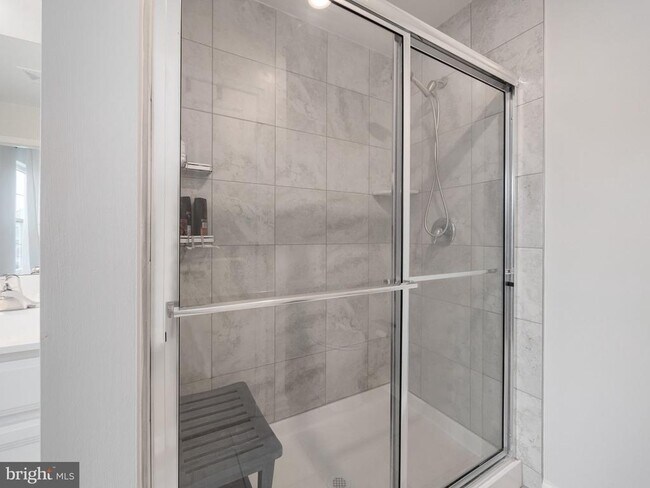 Building Photo - 131 Edgewater Ct