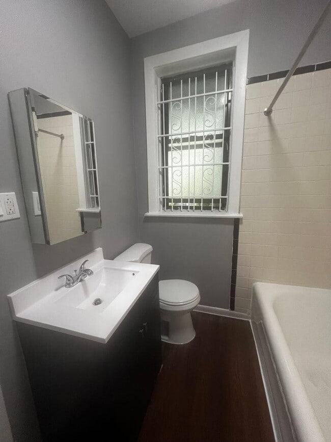 Building Photo - 2 bedroom in Chicago IL 60615