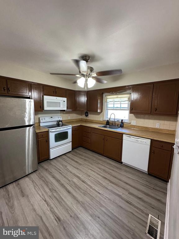 Building Photo - 7837 Lawndale Ave