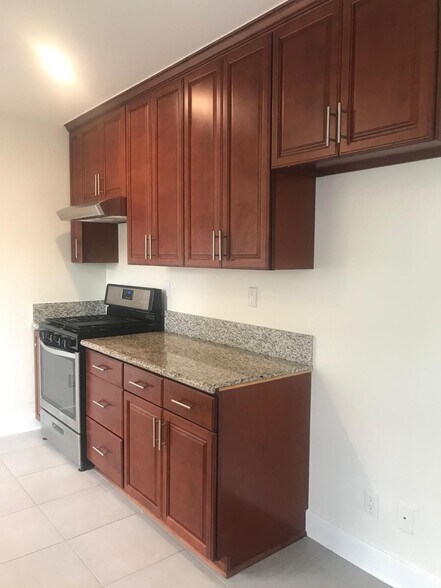 Building Photo - 833 Freeman Ave