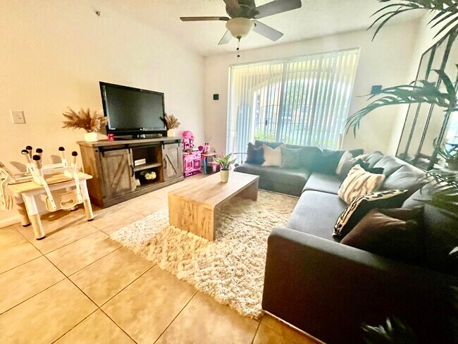 Building Photo - 8010 N Nob Hill Rd