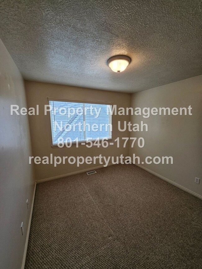 Building Photo - 3 Bedroom Townhome in Ogden Available Now!