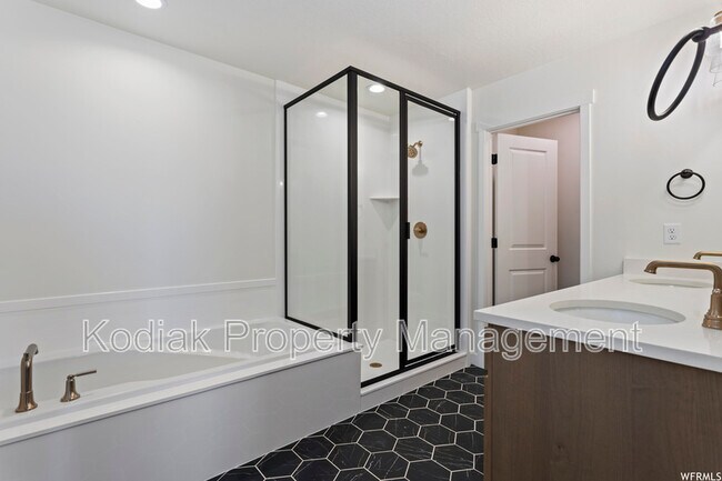 Building Photo - 991 Shoreline Dr