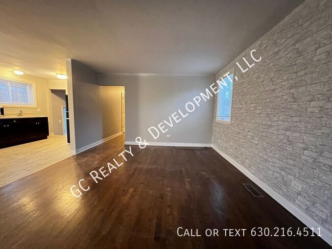 Building Photo - ***DETACHED HOME - DOLTON / 3 BDRM - 1 BTH...