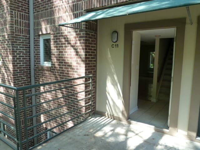 Building Photo - Sleek, Stylish 2br 2ba upper level condo in Chancellor Square, walking distance to Campus, downtown!