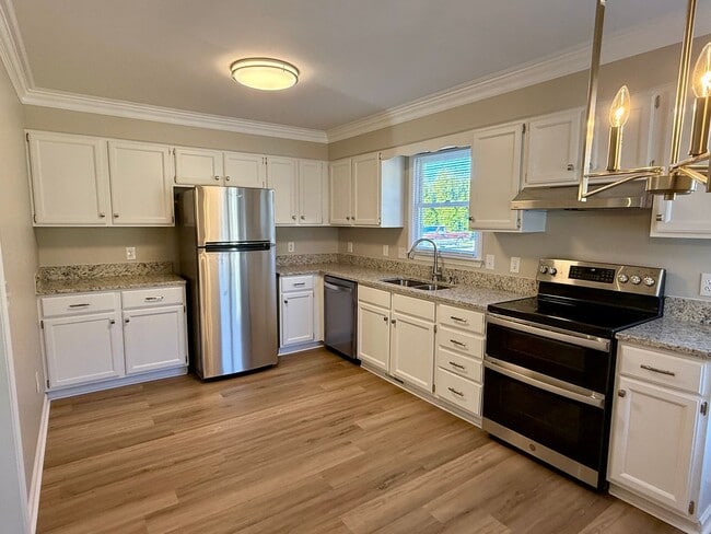 Building Photo - Three bedroom, 2 bath house in Elon