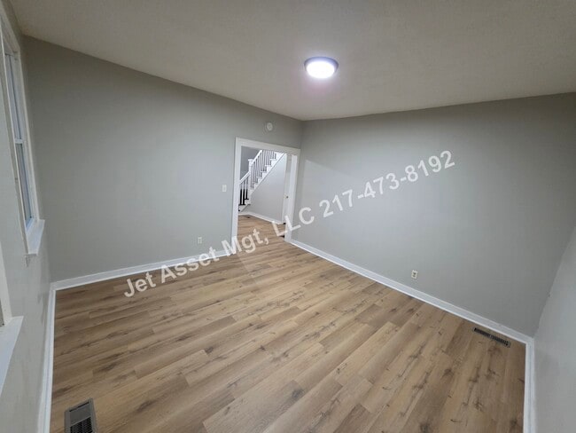 Building Photo - 4 bed, 2 bath HOUSE For Rent
