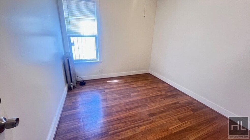 Building Photo - NATURALLY BRIGHT  AND LARGE  3 BEDROOMS  3...