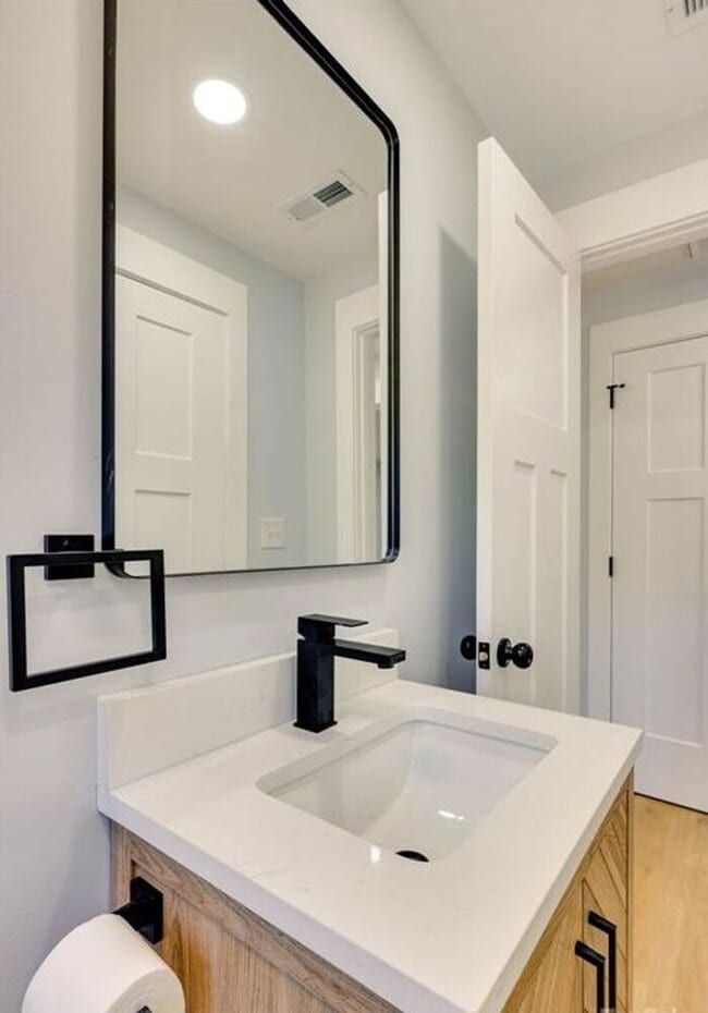 Building Photo - Stunningly Renovated 3BD/1BA Single Family Home in Newton, NC!