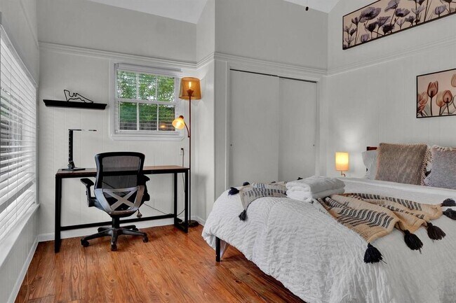 Building Photo - 211 Lessin Ln